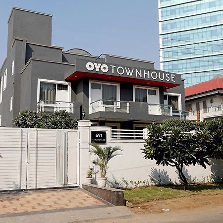 Oyo Townhouse 027 Sector 15 Gurgaon Hotel Buitenkant foto